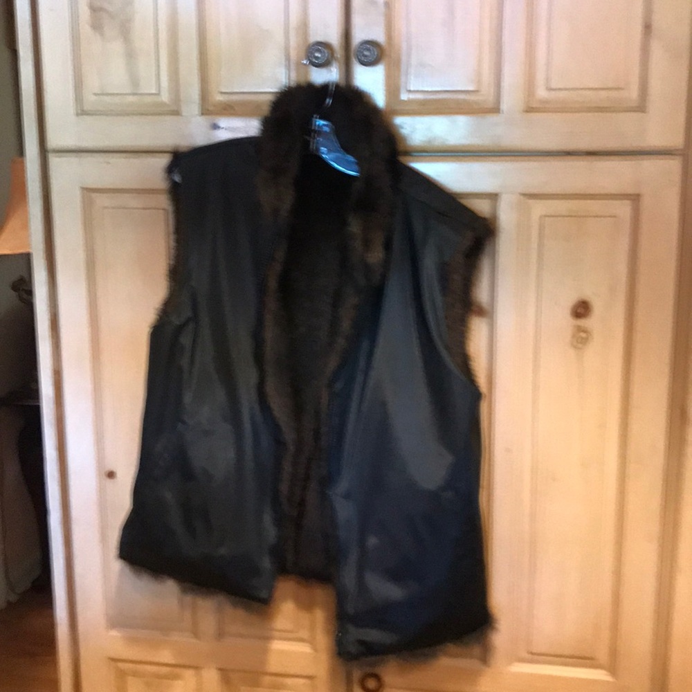 Vest. Reversible - Picture 2 of 2